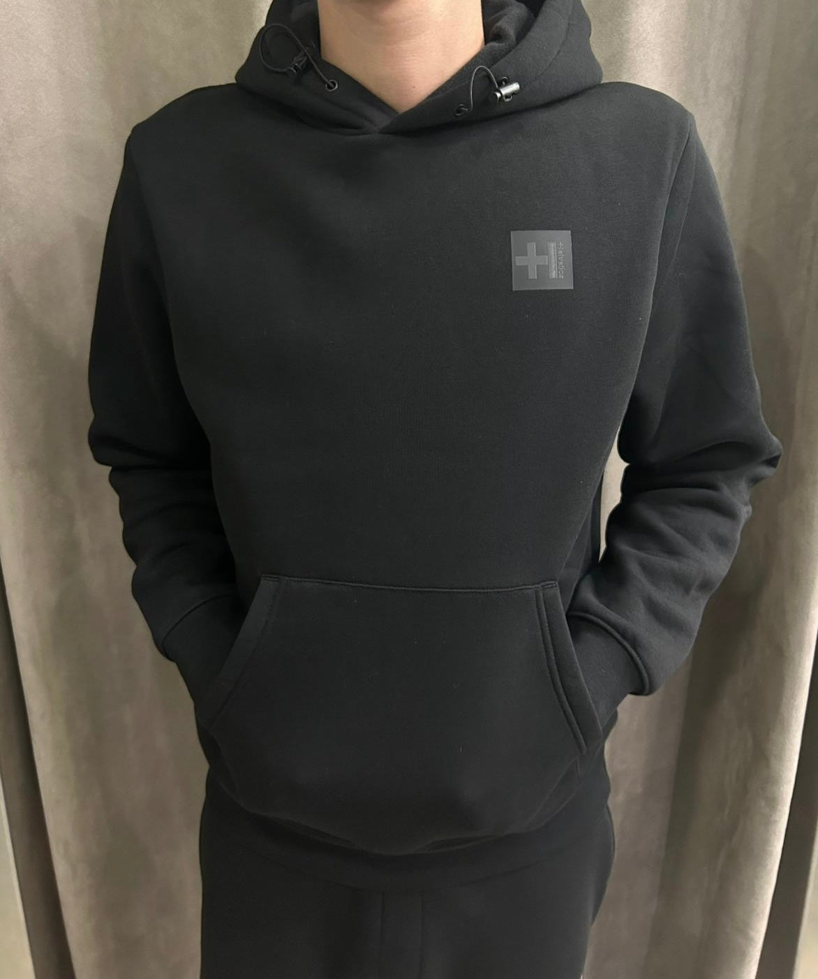 Sweat a capuche Helvetica square